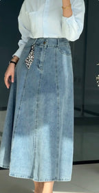 Chic denim skirt