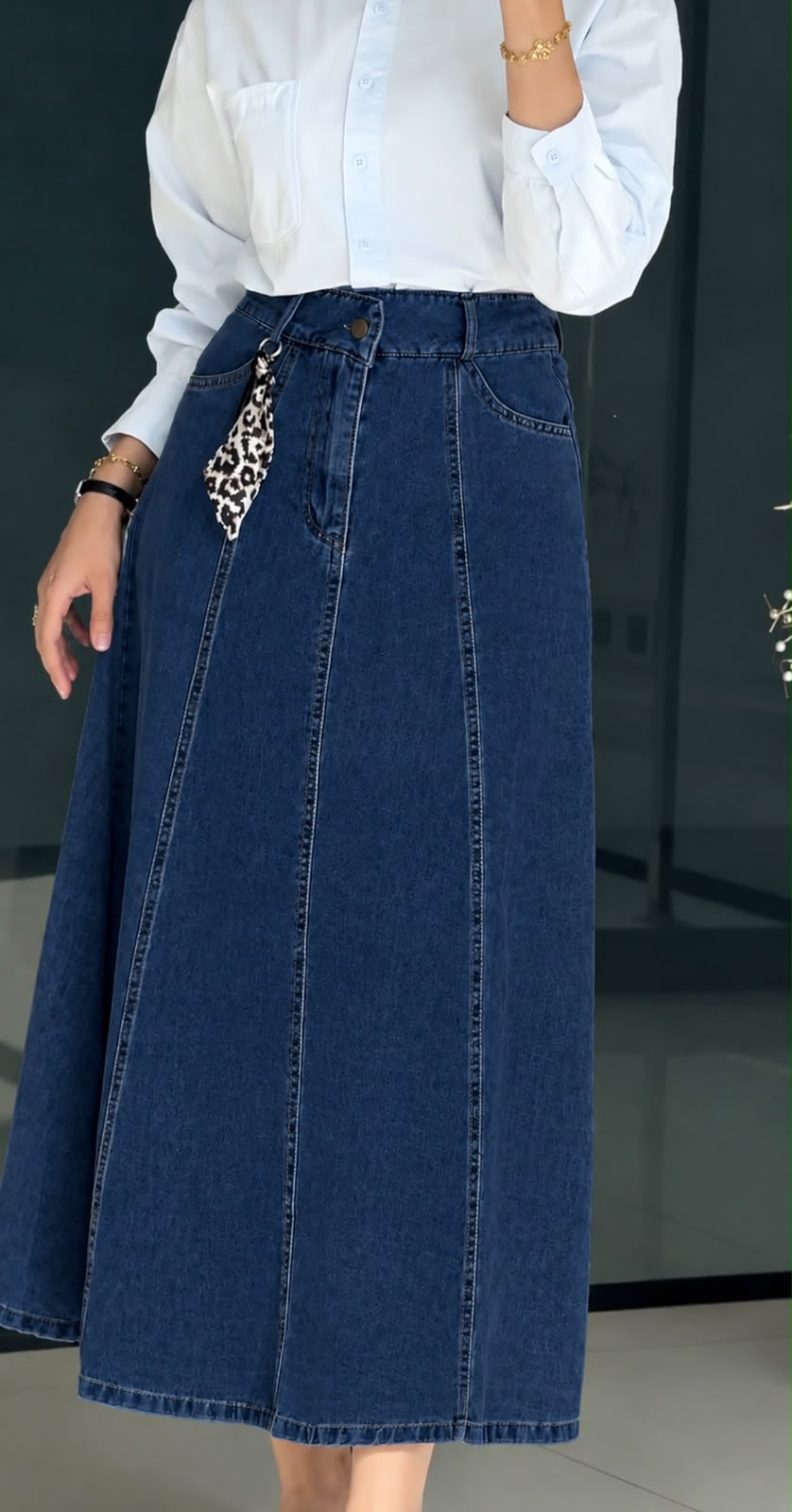 Chic denim skirt