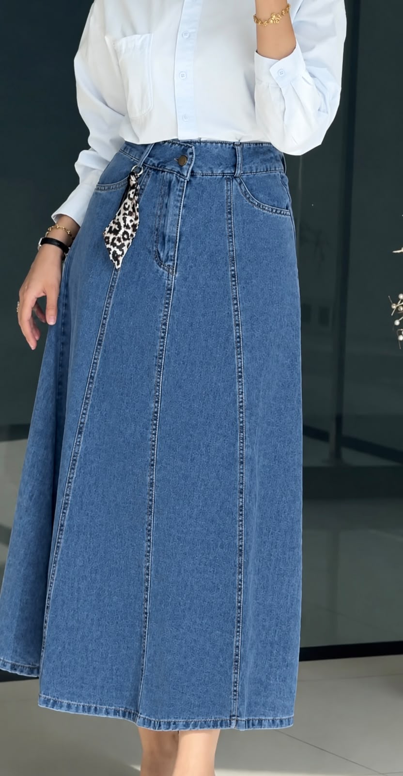 Chic denim skirt